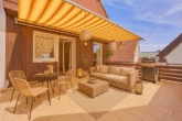 Familienfreundliches Wohnhaus mit diversen Nebengebäuden und großem Garten - Terrasse - digitales staging