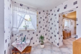 Familienfreundliches Wohnhaus mit diversen Nebengebäuden und großem Garten - Flur EG