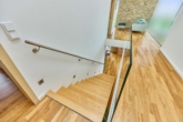 Elegant & Klar: Modernes Einfamilienhaus mit luxuriöser Ausstattung in einzigartiger Feldrandlage - Treppenhaus