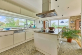 Elegant & Klar: Modernes Einfamilienhaus mit luxuriöser Ausstattung in einzigartiger Feldrandlage - Küche
