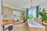 Elegant & Klar: Modernes Einfamilienhaus mit luxuriöser Ausstattung in einzigartiger Feldrandlage - Badezimmer OG