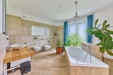 Elegant & Klar: Modernes Einfamilienhaus mit luxuriöser Ausstattung in einzigartiger Feldrandlage - Bad OG