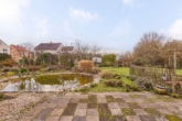 Teilrenoviertes Einfamilienhaus mit großem Garten in Weinbergrandlage - Terrasse mit Teich
