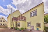 Charmantes Einfamilienhaus mit viel Ausbaupotenzial - mit gepflegtem Garten und gemütlichem Kamin - Hof