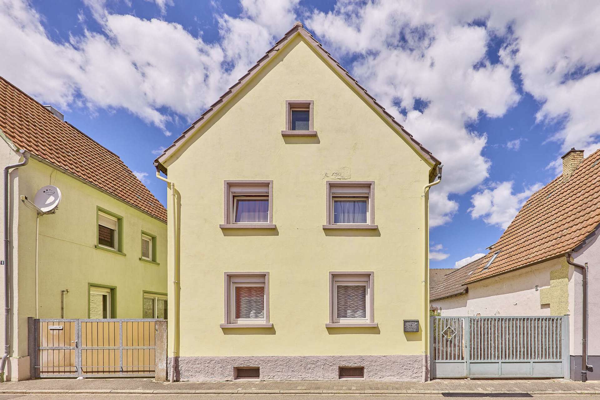 Charmantes Einfamilienhaus mit viel Ausbaupotenzial – mit gepflegtem Garten und gemütlichem Kamin, 67365 Schwegenheim, Einfamilienhaus