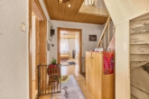 Gemütliches Einfamilienhaus mit viel Ausbaupotential - gepflegter Garten und charmantes Kaminzimmer - Flur EG